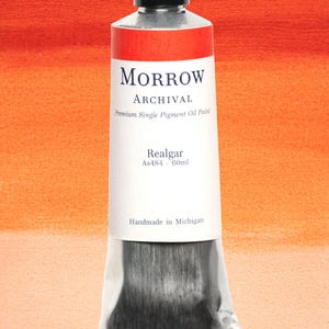 Może przedstawiać: Tubka farby olejnej Morrow Archival, z etykietą "Realgar As4S4 - 60ml". Tubka jest biała z czarnym tekstem i czarną zakrętką. Tło to gradient pomarańczu i czerwieni.