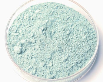 Könnte beinhalten: Eine transparente, runde Petrischale gefüllt mit hellblauem Pulver. Das Pulver hat eine feine, körnige Textur und ist gleichmäßig in der Schale verteilt. Der Hintergrund ist schlicht weiß und bildet einen Kontrast zum Pulver.
