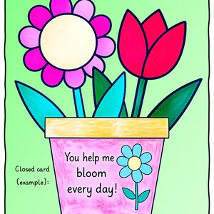 Könnte beinhalten: Klappkarte mit einem Blumentopf-Design. Die Karte zeigt einen rosa Blumentopf mit einer blauen Blume und dem Text "You help me bloom every day!". Eine Geschenkidee für Mutter- und Vatertag. Grüner Hintergrund.