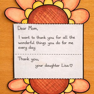 Könnte beinhalten: Eine handgemachte Karte in Blumenform mit einer Nachricht für Mama. Die Karte zeigt ein großes, mehrschichtiges Blumendesign in Orange-, Gelb- und Brauntönen. Die Nachricht lautet: „Liebe Mama, ich möchte dir danken...“ und ist mit „Lisa“ signiert.