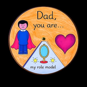 Könnte beinhalten: Runde Illustration mit dem Text "Dad, you are..." und "my role model". Sie zeigt eine Cartoonfigur in blauem Anzug und rotem Umhang, ein rosa Herz und einen Spiegel. Zwei gelbe Sterne flankieren den Spiegel.