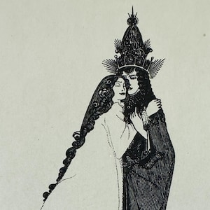 Peut inclure: Une illustration en noir et blanc de deux personnes qui s'embrassent. La personne à gauche porte une longue robe blanche et a de longs cheveux flottants. La personne à droite porte une longue robe noire et une couronne aux détails complexes.