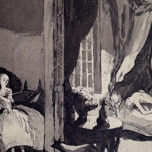 Op de afbeelding: Een antieke ets toont een kamer met een vrouw in een jurk die links zit. Een tafel met een vaas bloemen en een hond staat in het midden. Een figuur ligt op een bed op de achtergrond.