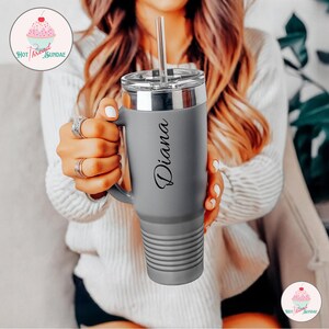 Taza de viaje aislada personalizada, 40 oz, vaso con nombre personalizado, taza con asa, acero inoxidable, a prueba de fugas, para bebidas frías y calientes, color camello polar