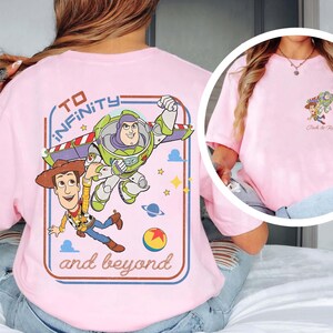 Camiseta de Disney Pixar Toy Story: Infinito y más allá, camiseta de Buzz Lightyear y Woody, camiseta de Toy Story Land, Magic Kingdom, viaje familiar a Disney imagen 3