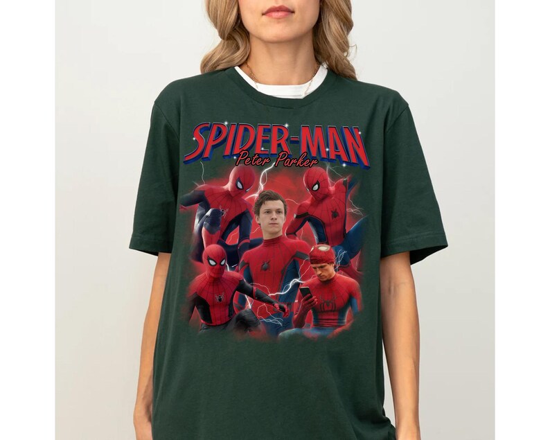 Może przedstawiać: Ciemnozielona koszulka z napisem "Spider-Man Peter Parker" w kolorze czerwonym i niebieskim. Koszulka przedstawia wiele zdjęć Spider-Mana w pozach akcji. Ma biały okrągły kołnierz.