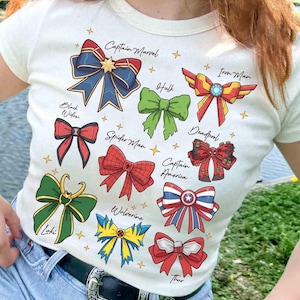 スーパーヒーローにインスパイアされたコケットボウシャツ、スーパーヒーローコケットシャツ、マーベルスーパーヒーローコケットTシャツ、ディズニーマーベルファミリーマッチングシャツ 画像 2