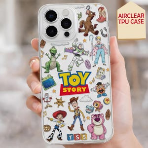 Puede incluir: Una funda de teléfono transparente de TPU con un estampado gráfico colorido de Toy Story. El diseño incluye personajes como Woody, Buzz Lightyear, Jessie, Rex, Mr. Potato Head y Lotso, junto con el logotipo de Toy Story y varios iconos pequeños.