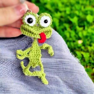 Padrão de chaveiro de sapo em crochê, pelúcia de sapo engraçado em crochê, pingente de bolsa de animal kawaii, chaveiro de amigurumi feito à mão, presente de brinquedo fofo