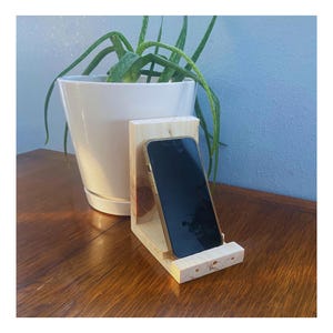 Handmade Wooden Phone Holder with Audio Amplifier: Natural Oak Finish