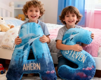 Personlig kudde i form av en delfin, initialkudde med namn, kudde med havsbokstav, personlig kudde med delfin, barnrumsinredning, present till barnrum