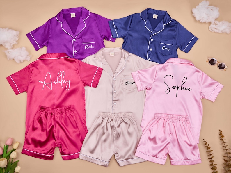 Personliga barnpyjamasar, Personliga satinpyjamasar för barn, Namnpyjamasar i sidensatin, Pyjamasar till pyjamasfester, Presenter till blomsterflickor, Morgonrock till juniorbrudtärna bild 1