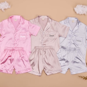 Personliga barnpyjamasar, Personliga satinpyjamasar för barn, Namnpyjamasar i sidensatin, Pyjamasar till pyjamasfester, Presenter till blomsterflickor, Morgonrock till juniorbrudtärna bild 9