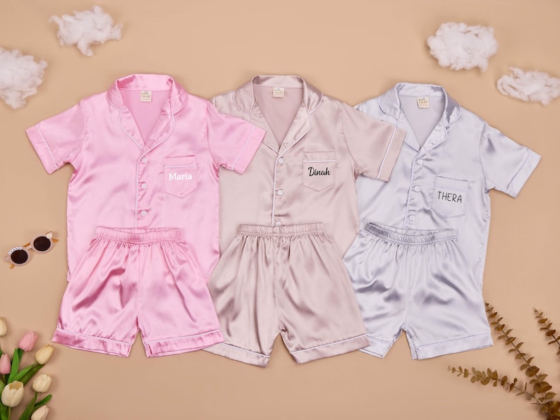 Personliga barnpyjamasar, Personliga satinpyjamasar för barn, Namnpyjamasar i sidensatin, Pyjamasar till pyjamasfester, Presenter till blomsterflickor, Morgonrock till juniorbrudtärna bild 9