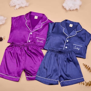 Personliga barnpyjamasar, Personliga satinpyjamasar för barn, Namnpyjamasar i sidensatin, Pyjamasar till pyjamasfester, Presenter till blomsterflickor, Morgonrock till juniorbrudtärna bild 10