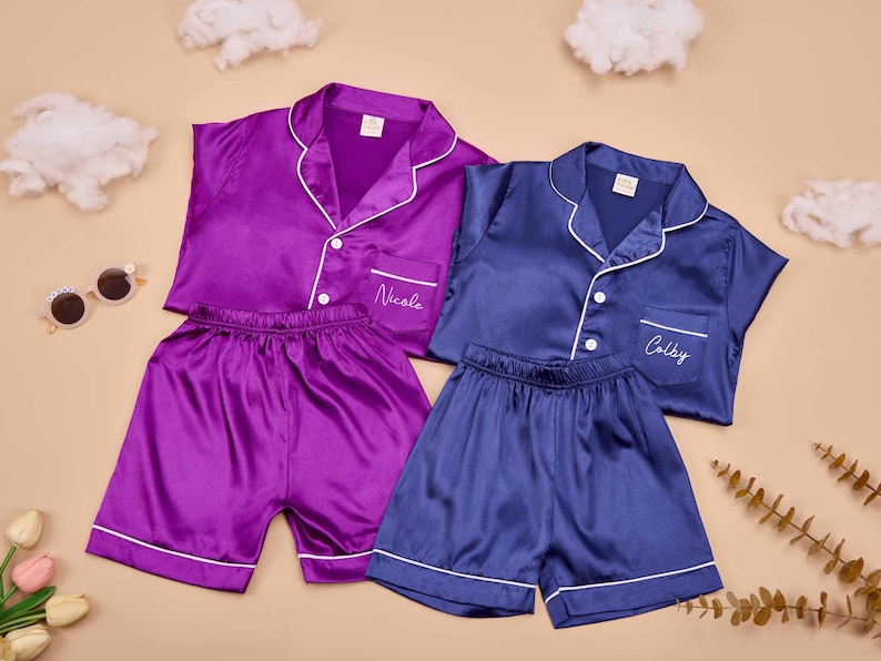 Personliga barnpyjamasar, Personliga satinpyjamasar för barn, Namnpyjamasar i sidensatin, Pyjamasar till pyjamasfester, Presenter till blomsterflickor, Morgonrock till juniorbrudtärna bild 10