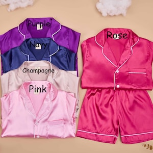 Personliga barnpyjamasar, Personliga satinpyjamasar för barn, Namnpyjamasar i sidensatin, Pyjamasar till pyjamasfester, Presenter till blomsterflickor, Morgonrock till juniorbrudtärna bild 4
