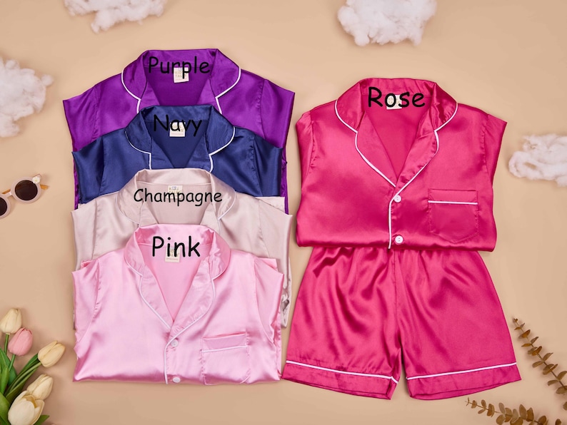 Personliga barnpyjamasar, Personliga satinpyjamasar för barn, Namnpyjamasar i sidensatin, Pyjamasar till pyjamasfester, Presenter till blomsterflickor, Morgonrock till juniorbrudtärna bild 4
