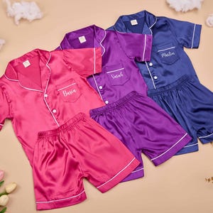 Personliga barnpyjamasar, Personliga satinpyjamasar för barn, Namnpyjamasar i sidensatin, Pyjamasar till pyjamasfester, Presenter till blomsterflickor, Morgonrock till juniorbrudtärna bild 3