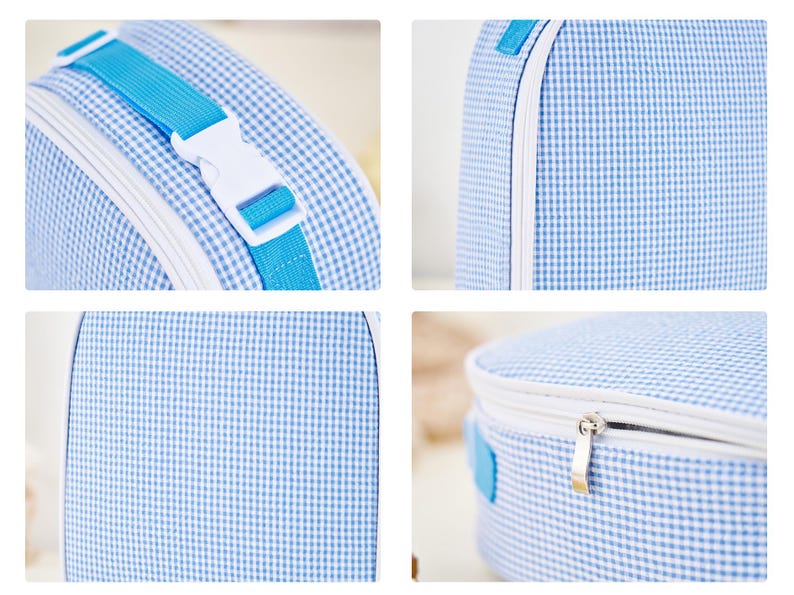 Puede incluir: Una bolsa azul y blanca con estampado de cuadros vichy con cremallera blanca y correa azul con hebilla blanca. La bolsa tiene forma redondeada y ribete blanco.
