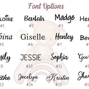 Puede incluir: Imagen que muestra 16 opciones de fuentes para nombres como Heloise, Beulah, Madge y Henley. El texto 'Font Options' est&aacute; en la parte superior, con un oso de peluche y un arco&iacute;ris en el fondo.