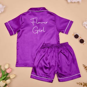Personliga barnpyjamasar, Personliga satinpyjamasar för barn, Namnpyjamasar i sidensatin, Pyjamasar till pyjamasfester, Presenter till blomsterflickor, Morgonrock till juniorbrudtärna bild 8