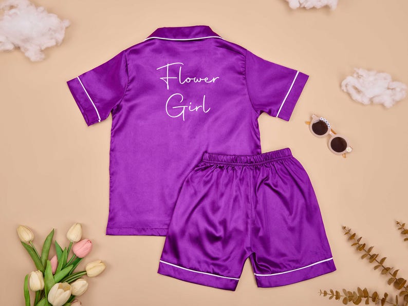 Personliga barnpyjamasar, Personliga satinpyjamasar för barn, Namnpyjamasar i sidensatin, Pyjamasar till pyjamasfester, Presenter till blomsterflickor, Morgonrock till juniorbrudtärna bild 8