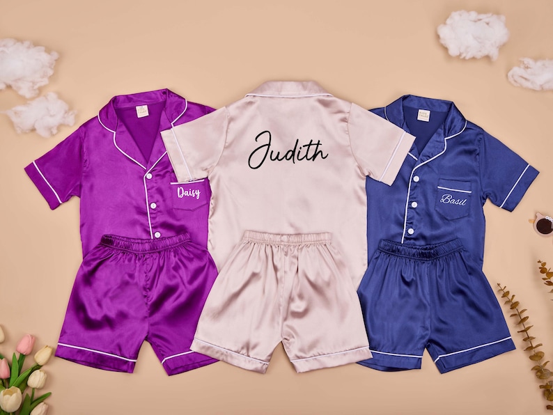 Personliga barnpyjamasar, Personliga satinpyjamasar för barn, Namnpyjamasar i sidensatin, Pyjamasar till pyjamasfester, Presenter till blomsterflickor, Morgonrock till juniorbrudtärna bild 2