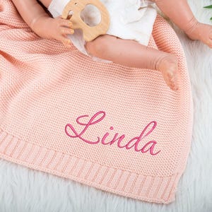 Personalisierte Strick Babydecke, benutzerdefinierte Baby Name Decke, gestickte Name Decke, Willkommen Baby Decke Andenken, Neugeborenen Bedarf, Geschenk für Kind