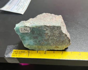 Trozo de larimar seleccionado a mano, 231 gramos.