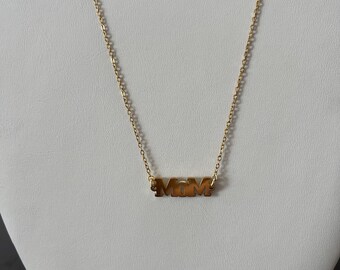 Collar con la inscripción "MAMÁ" en oro laminado