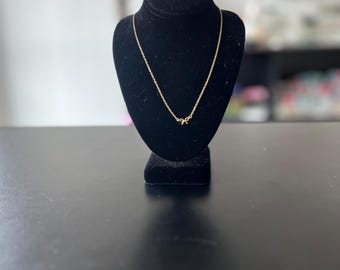 Collar con mini lazo chapado en oro