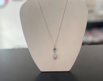 Collar de plata de ley con colgante de piedra lunar y topacio azul.