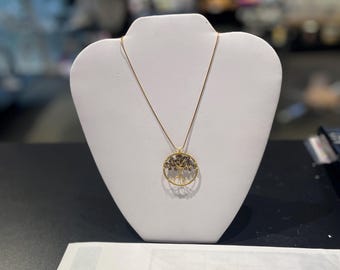 Collar redondo con árbol de la vida relleno de oro