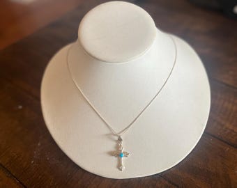 Collar de plata de ley y colgante de cruz con centro de turquesa
