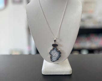 Collar de ágata dendrítica y turmalina negra
