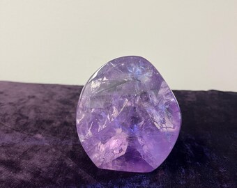 Cristal de amatista pulido seleccionado a mano, 577 gramos.