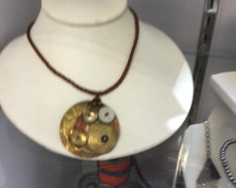 Collar con colgante Tiempo Retorcido