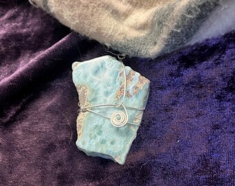 Colgante de larimar envuelto en alambre