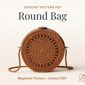 Puede incluir: Bolso redondo de ganchillo marrón con un diseño circular y cierre de botón de madera. Tiene una correa larga trenzada. El texto dice "CROCHET PATTERN PDF Round Bag Beginner Pattern Instant PDF".