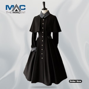 Puede incluir: Un abrigo largo negro con capa, cuello y puños grises. El abrigo tiene una fila de botones y pequeños bolsillos. El logotipo "MAC THE MAC ENT" está en la esquina superior izquierda. Las palabras "Order Now" están en la esquina inferior derecha.