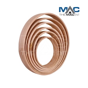 Könnte beinhalten: Ein Satz von sieben unfertigen Holzreifen, die ineinander verschachtelt sind und ein kreisförmiges Design bilden. Die Reifen sind hellbraun und scheinen aus glattem, natürlichem Holz zu bestehen. Das Logo "MAC THE MAC ENT" ist sichtbar.