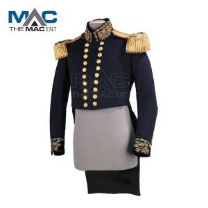 Może przedstawiać: Granatowa kurtka w stylu wojskowym ze złotymi akcentami, w tym epoletami i guzikami. Kurtka posiada złote hafty na kołnierzu i mankietach. Widoczny jest tekst "MAC THE MAC ENT".