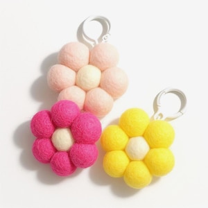 Felt Daisy Flower Keychain: Wool Bag Charm, Mini Diffuser