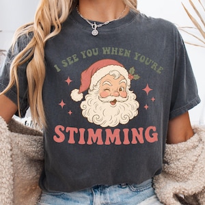 Vintage-Weihnachtsmann-T-Shirt mit Zwinkern: „Ich sehe dich, wenn du stimmst“ | Weihnachts-T-Shirt für Neurodiversität