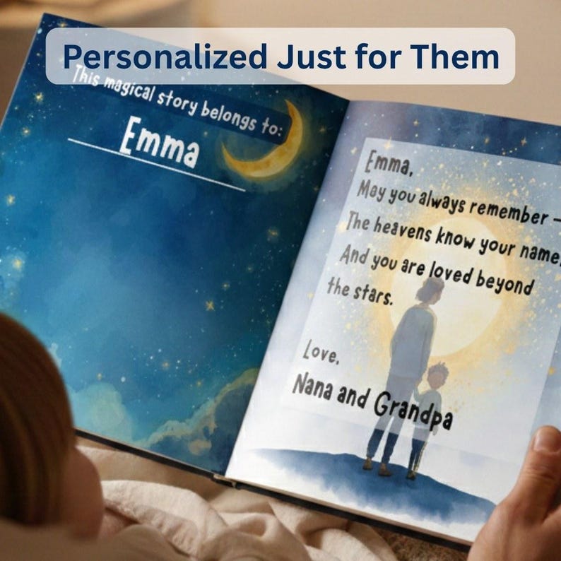 Puede incluir: Libro abierto con texto personalizado. La p&aacute;gina izquierda tiene un cielo nocturno azul con una luna creciente y estrellas, y el nombre "Emma". La p&aacute;gina derecha contiene un poema y las palabras "Love, Nana and Grandpa".