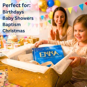 Puede incluir: Una ni&ntilde;a abre una caja de regalo dorada con la palabra "Cumplea&ntilde;os" impresa. En el interior, se ve un libro azul titulado "EMMA". El texto "Perfecto para: Cumplea&ntilde;os, Baby showers, Bautizo, Navidad" se muestra en el fondo.