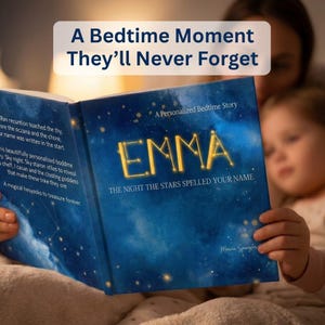 Puede incluir: Un libro de cuentos personalizado con el nombre "EMMA" en letras doradas sobre un cielo nocturno estrellado azul oscuro. El t&iacute;tulo del libro dice "La noche en que las estrellas deletrearon tu nombre". La portada tambi&eacute;n incluye el texto "Un momento antes de dormir que nunca olvidar&aacute;n".