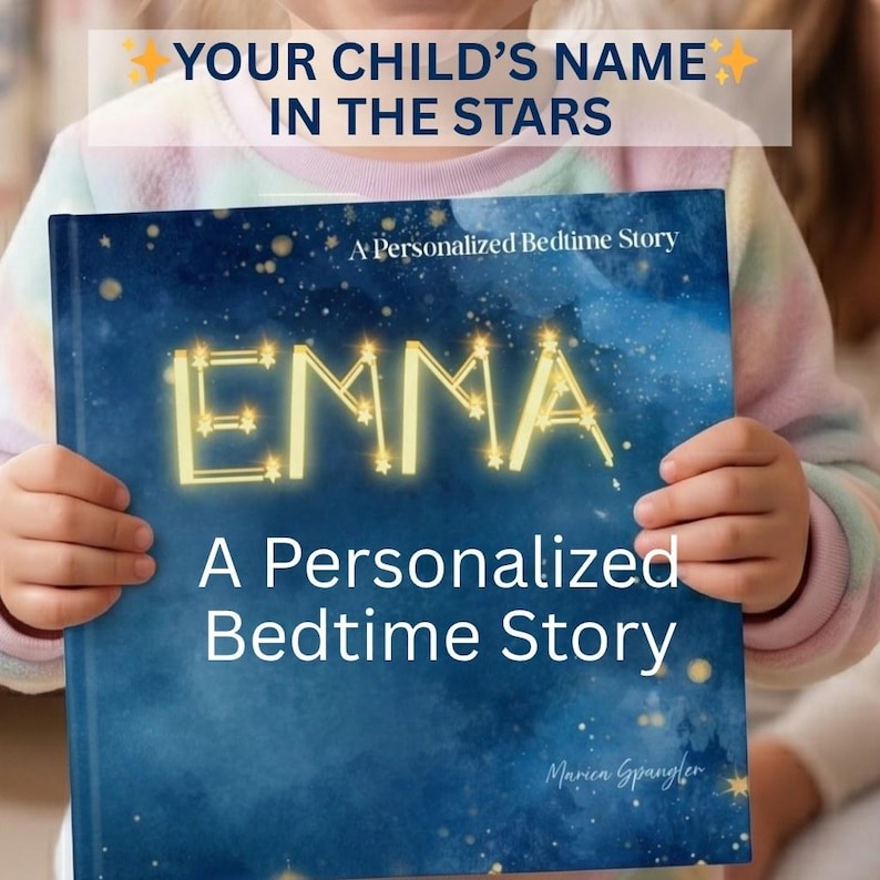 Puede incluir: Un libro de cuentos personalizados con el nombre "EMMA" en letras doradas brillantes sobre un fondo azul oscuro estrellado. El texto "YOUR CHILD'S NAME IN THE STARS" est&aacute; en la parte superior. El libro es sostenido por una persona.