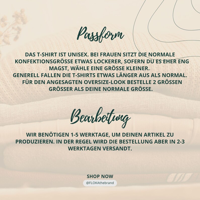 May include: Text on a beige background. The text reads "Passform" and describes the fit of a unisex t-shirt. It advises women to size down for a tighter fit and to order two sizes up for an oversized look. The text also says "Bearbeitung" and describes the processing time.